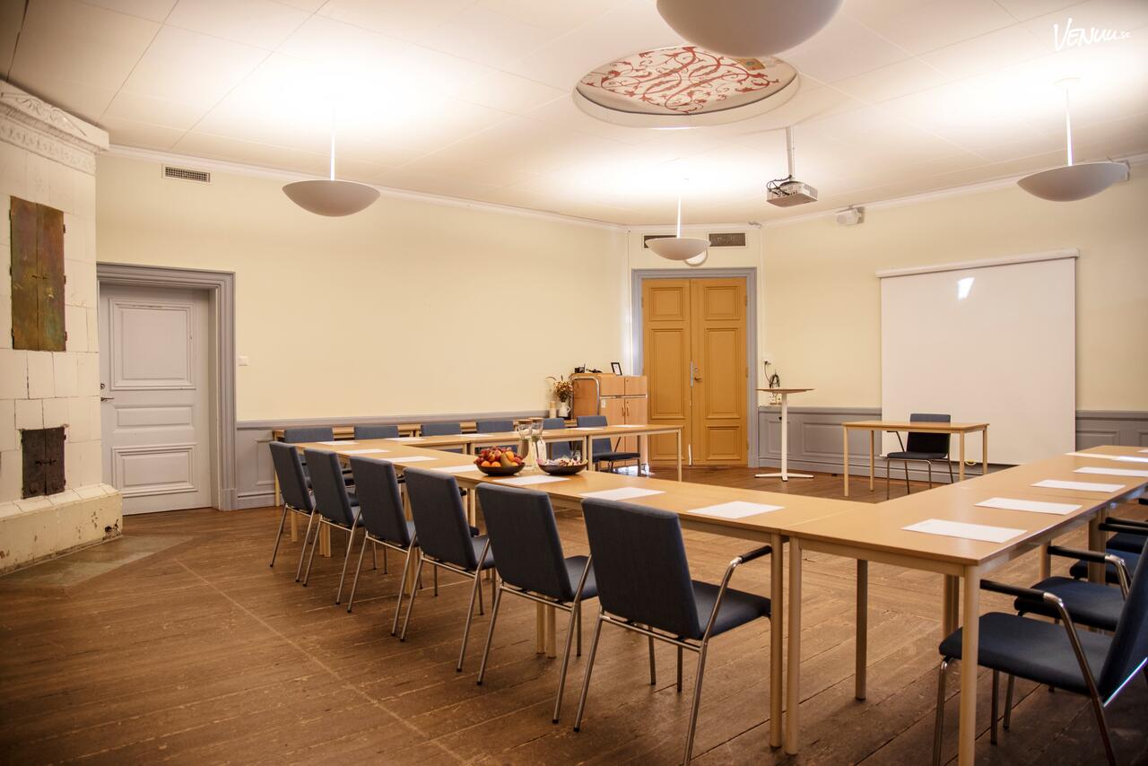 Ett pampigt rum i ett slott med historisk inredning och en exklusiv känsla.