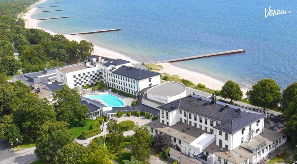 Ett lyxigt hotell med havsutsikt och en elegant festvåning nära stranden.