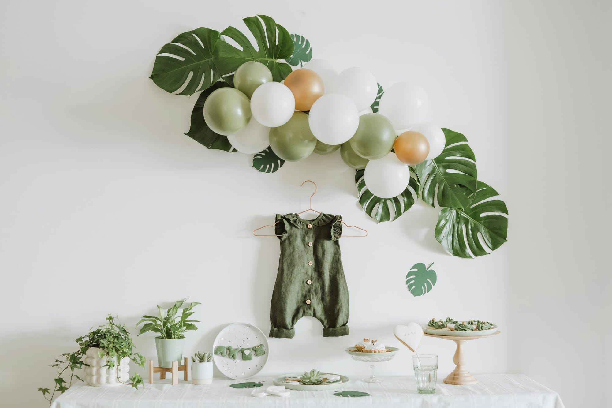 Naturinspirerad babyshower med grönt tema och ballonger – utmärkt bakgrund för ett mamma eller pappa quiz babyshower.