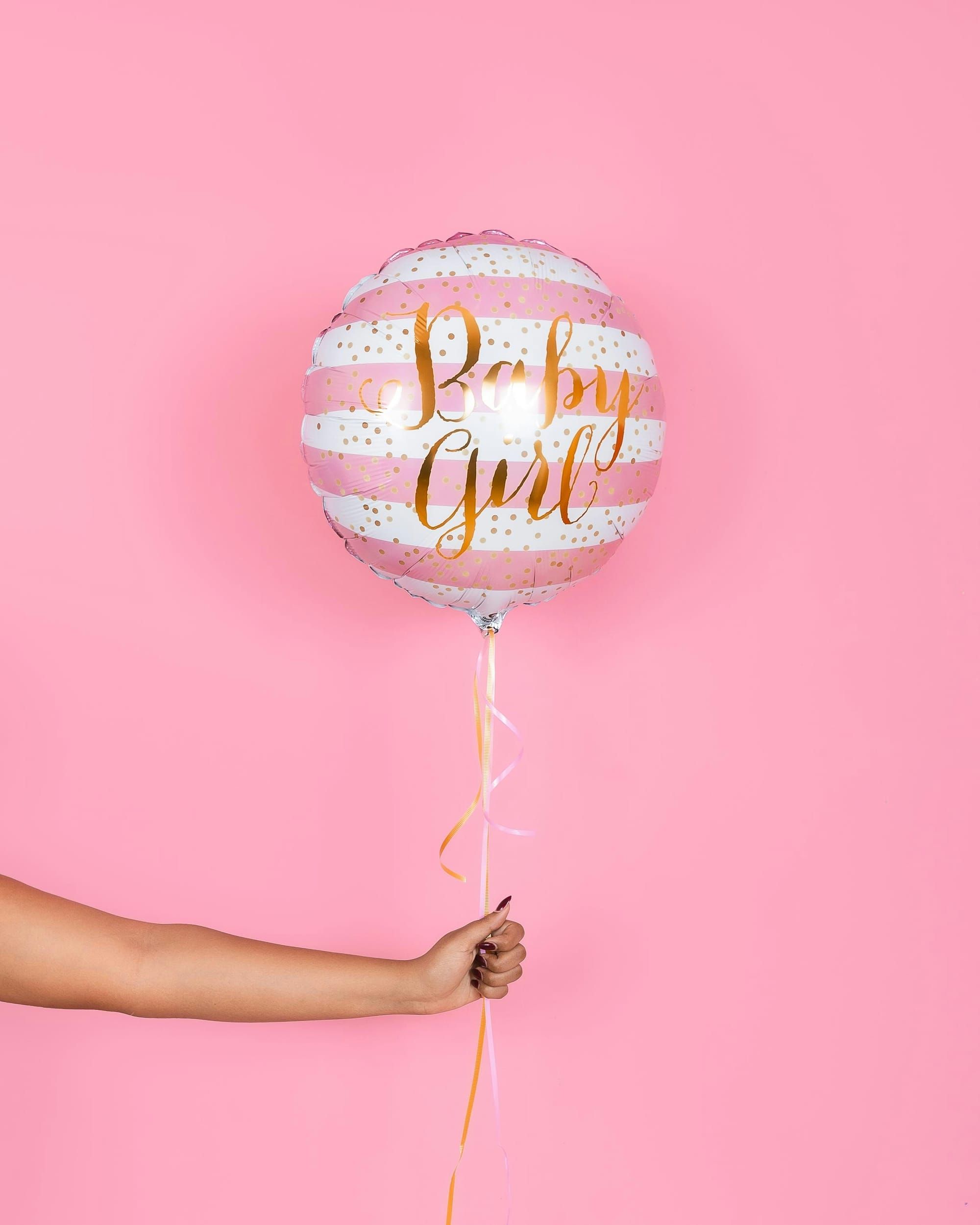 Ballong med texten "Baby Girl" i rosa och guld – perfekt dekoration till en babyshower med quiz och lekar.