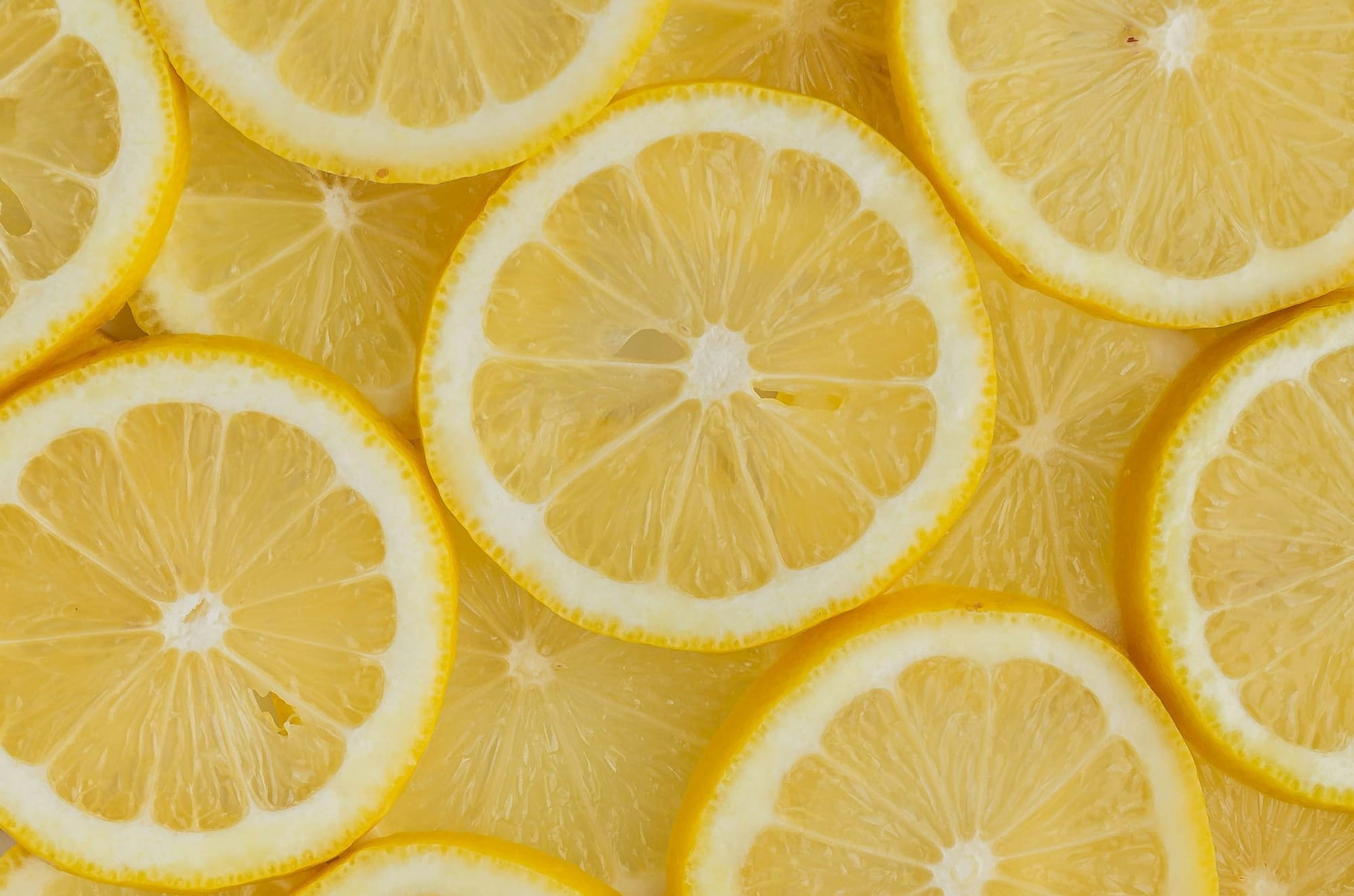 Färska citronskivor i närbild, perfekta som ingrediens eller dekoration i en fräsch Lennart drink.