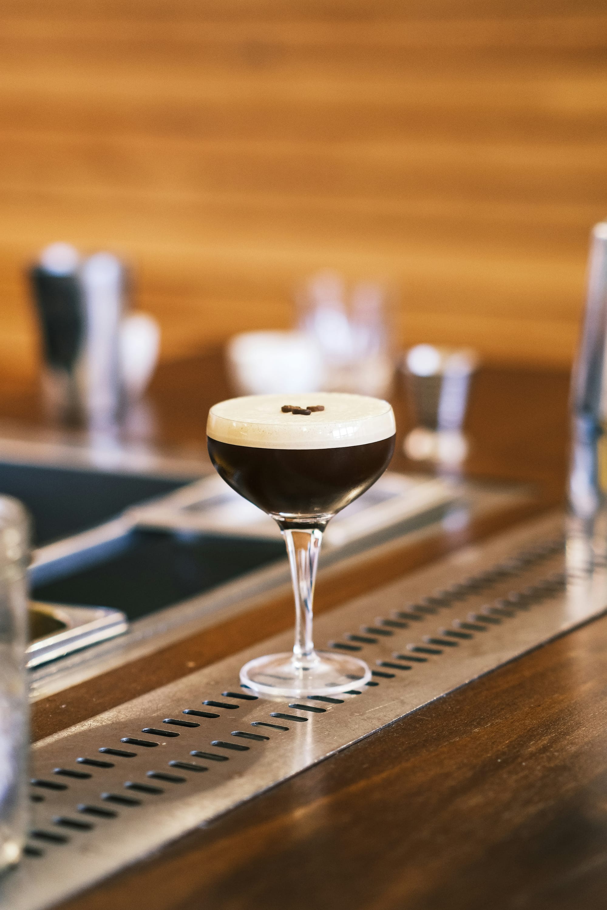 Espresso Martini i eleganta cocktailglas – perfekt balanserad kaffedrink med klassisk servering