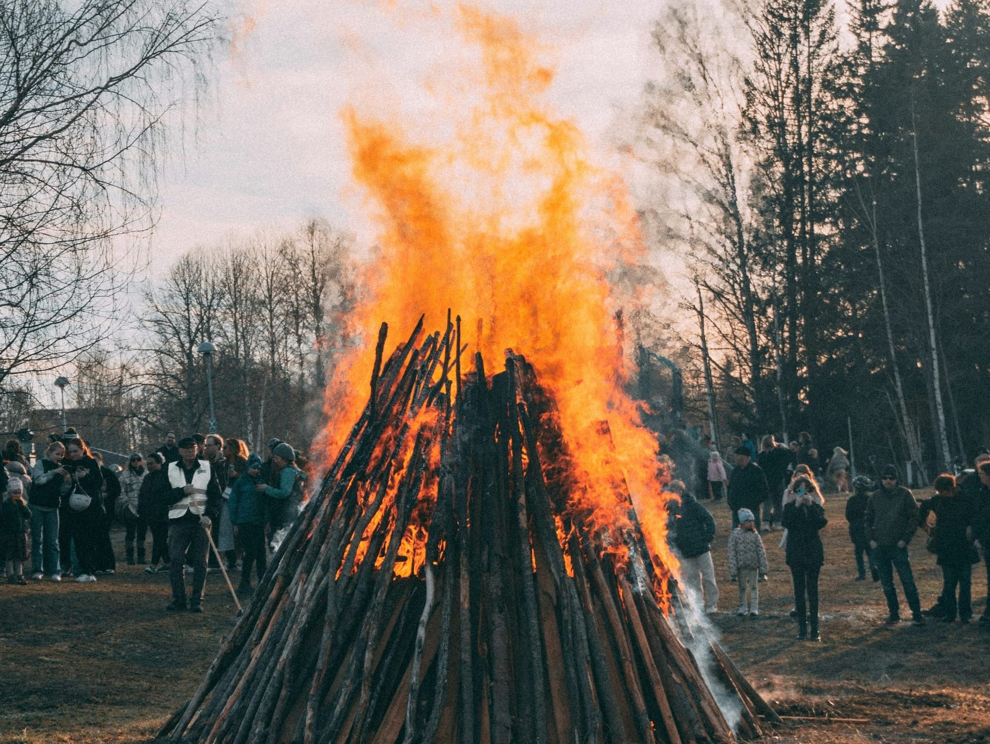 Majbrasa omgiven av publik vid valborgsfirande, en klassisk avslutning på kvällen fylld med fest och lekar.