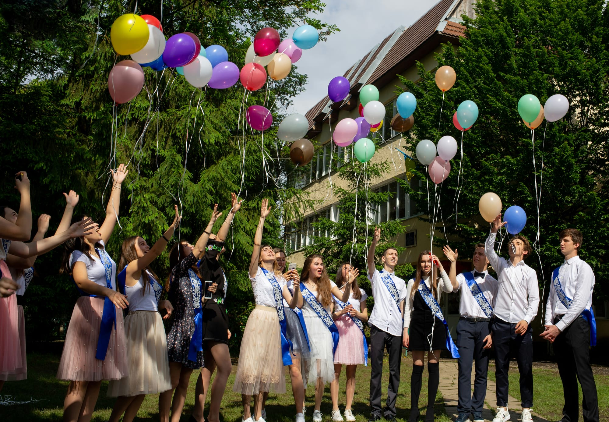 Studenter firar med ballonger i luften – en klassisk start på studentfest med lekar, glädje och gemenskap.
