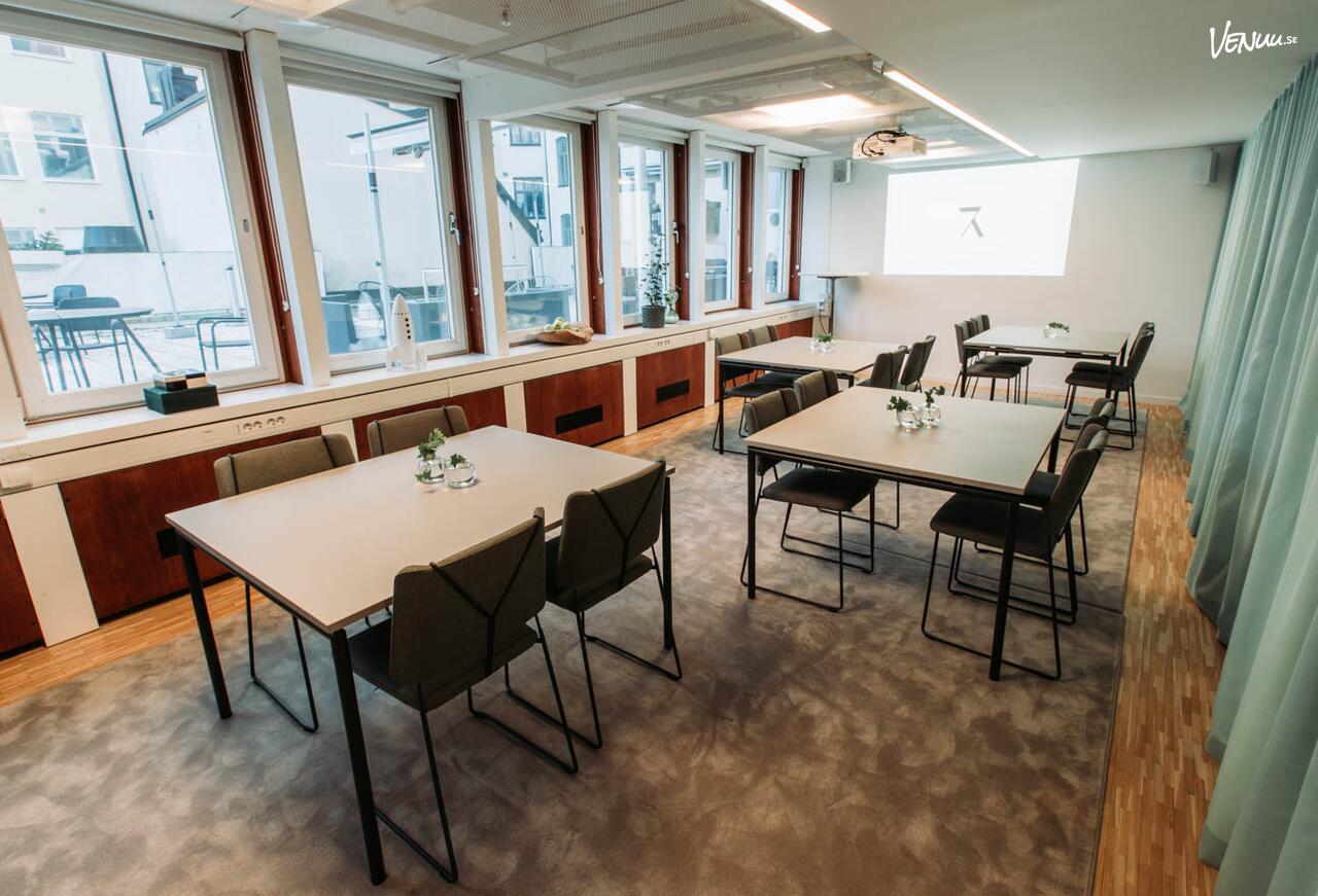  7A Odenplan Saga 3, en modern konferenslokal centralt i Stockholm med dagsljus och mötesteknik.