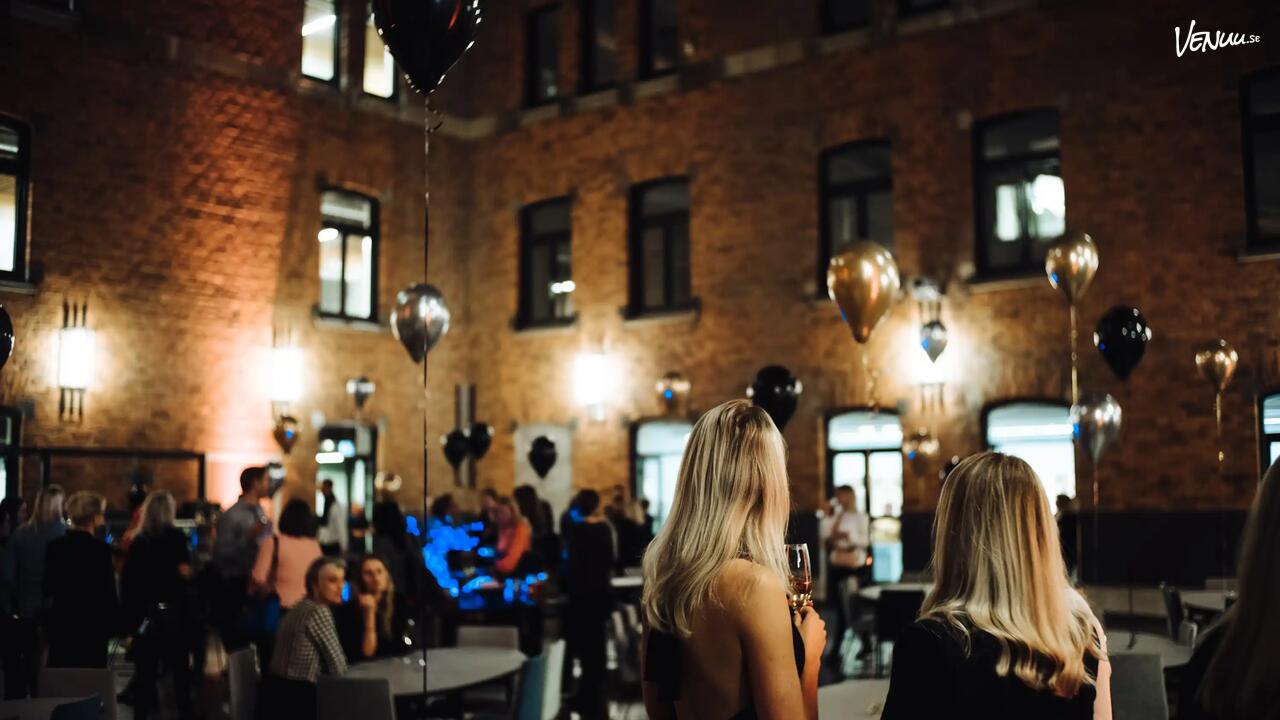 7A Posthuset Orangeriet, en ljus och rymlig festlokal med glasat tak och tegelväggar.