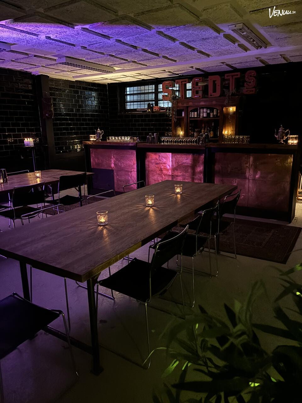 Craftbar, en industriell barstudio i Stockholm där egen mat och dryck är tillåten.