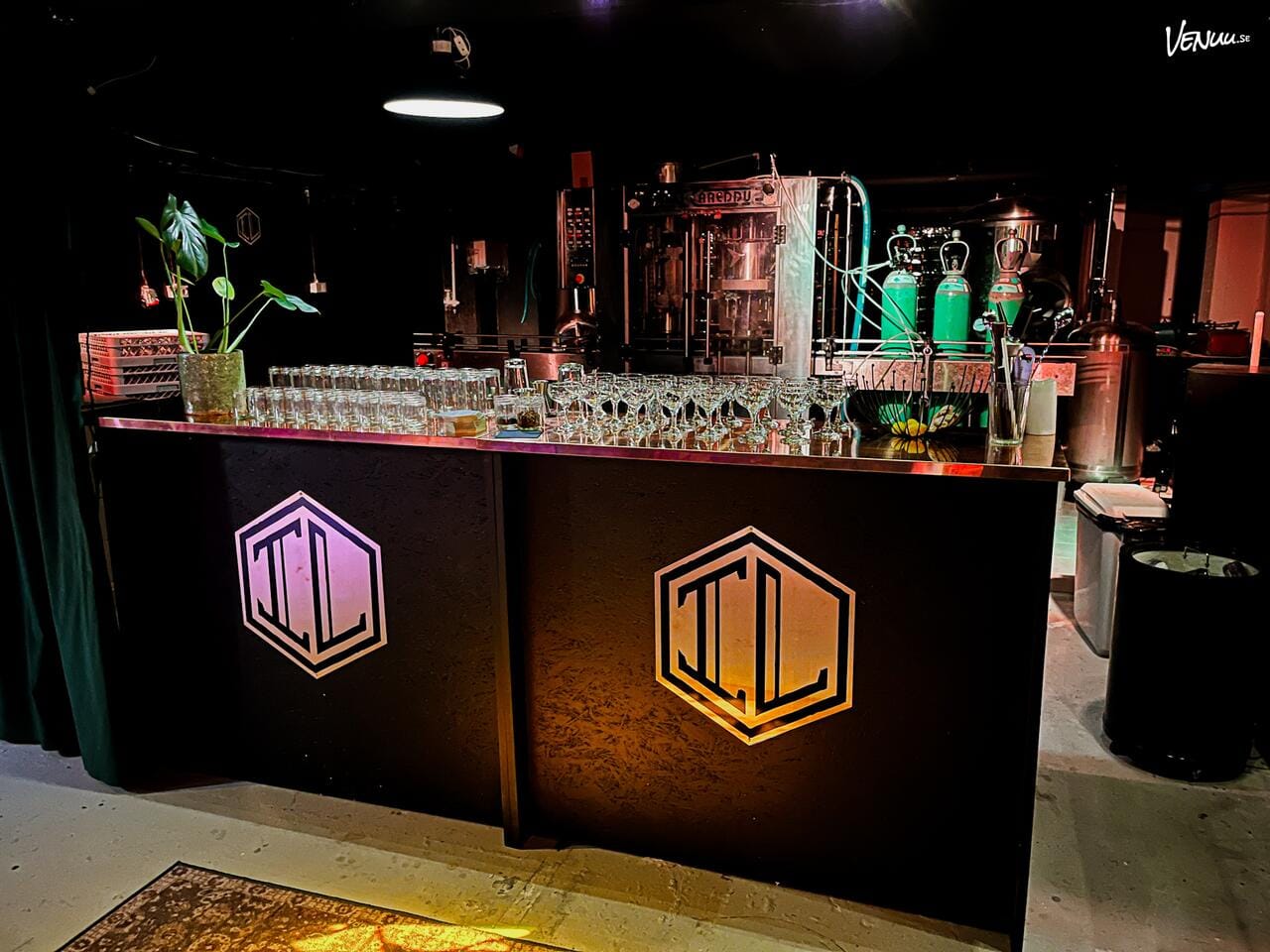 Infused Liquid, en speakeasy-inspirerad festlokal i Stockholm med egen dryck tillåten.