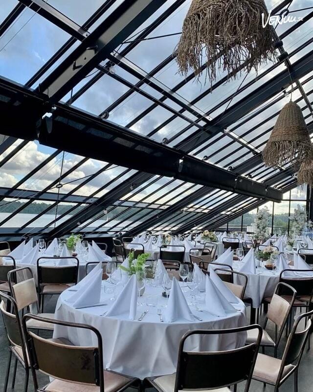 Kolmilan Festvåning och Takbar, en restaurangmiljö med takterrass och utsikt över Mälaren.