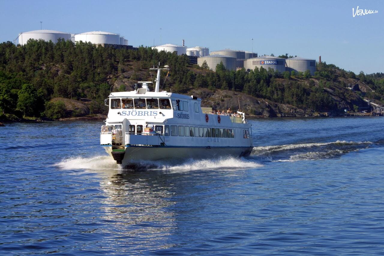 M/S Sjöbris, en modern och snabb charterbåt i Stockholm för stora företagsevent och skärgårdsutflykter.