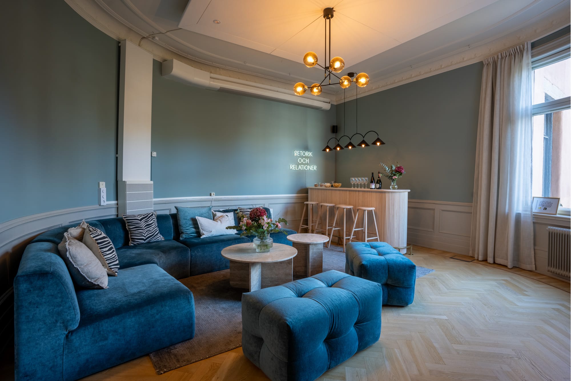 Snacka Snyggt Loungen, en intim festlokal i Stockholm med loungekänsla och egen dryck tillåten.