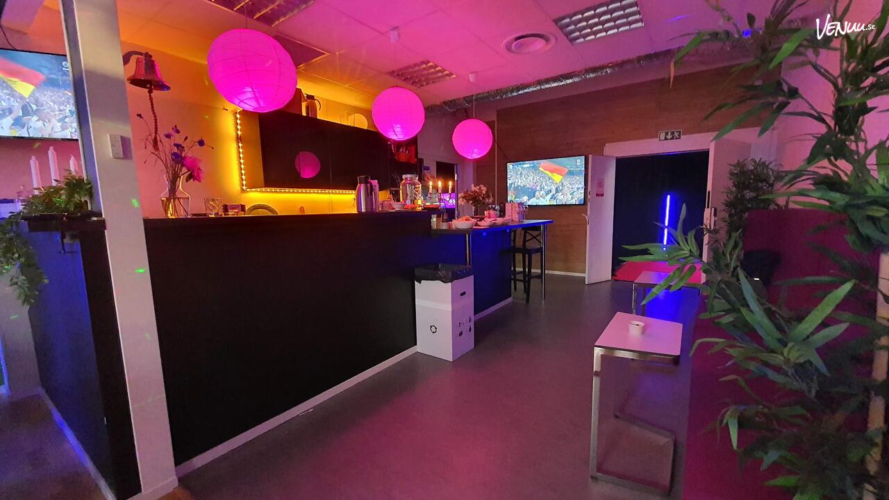 Studiobaren hos Plus 46 Studio, en flexibel bröllopslokal i Bromma där egen mat och dryck är tillåten.