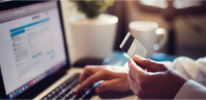 A customer enters a credit card on banking software