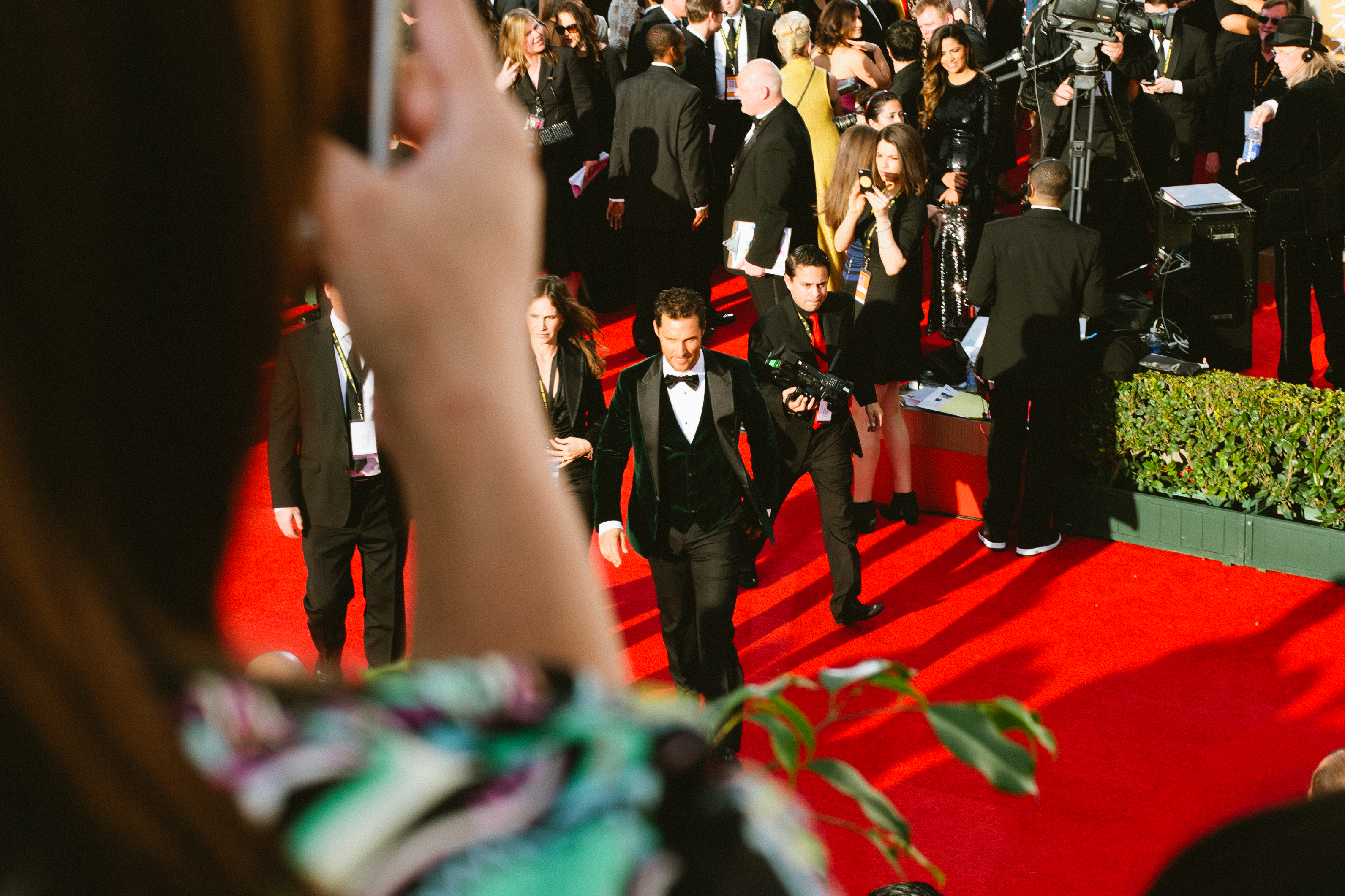 Matthew McConaughey in a dark green velvet tuxedo on the red carpet at the Golden Globe Awards.