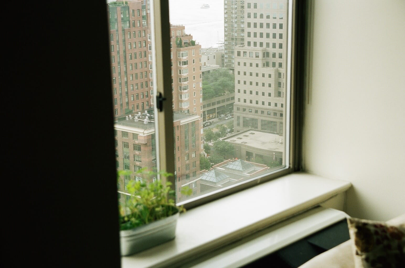 Documentary film snapshot of city life in New York City.