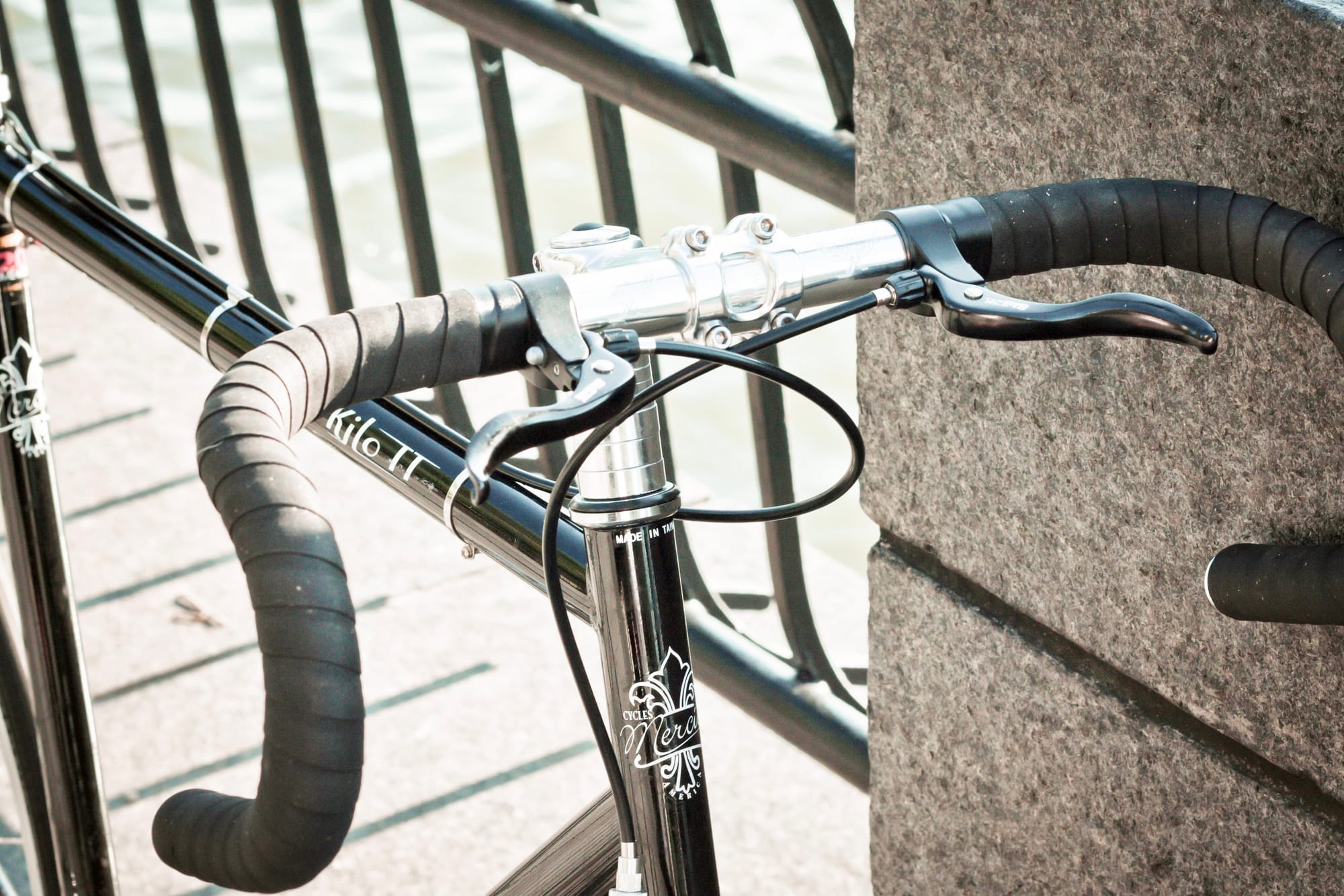 Close-up detail of bicycle handlebars, frame geometry, and drivetrain on a new commuter bike in New York City.