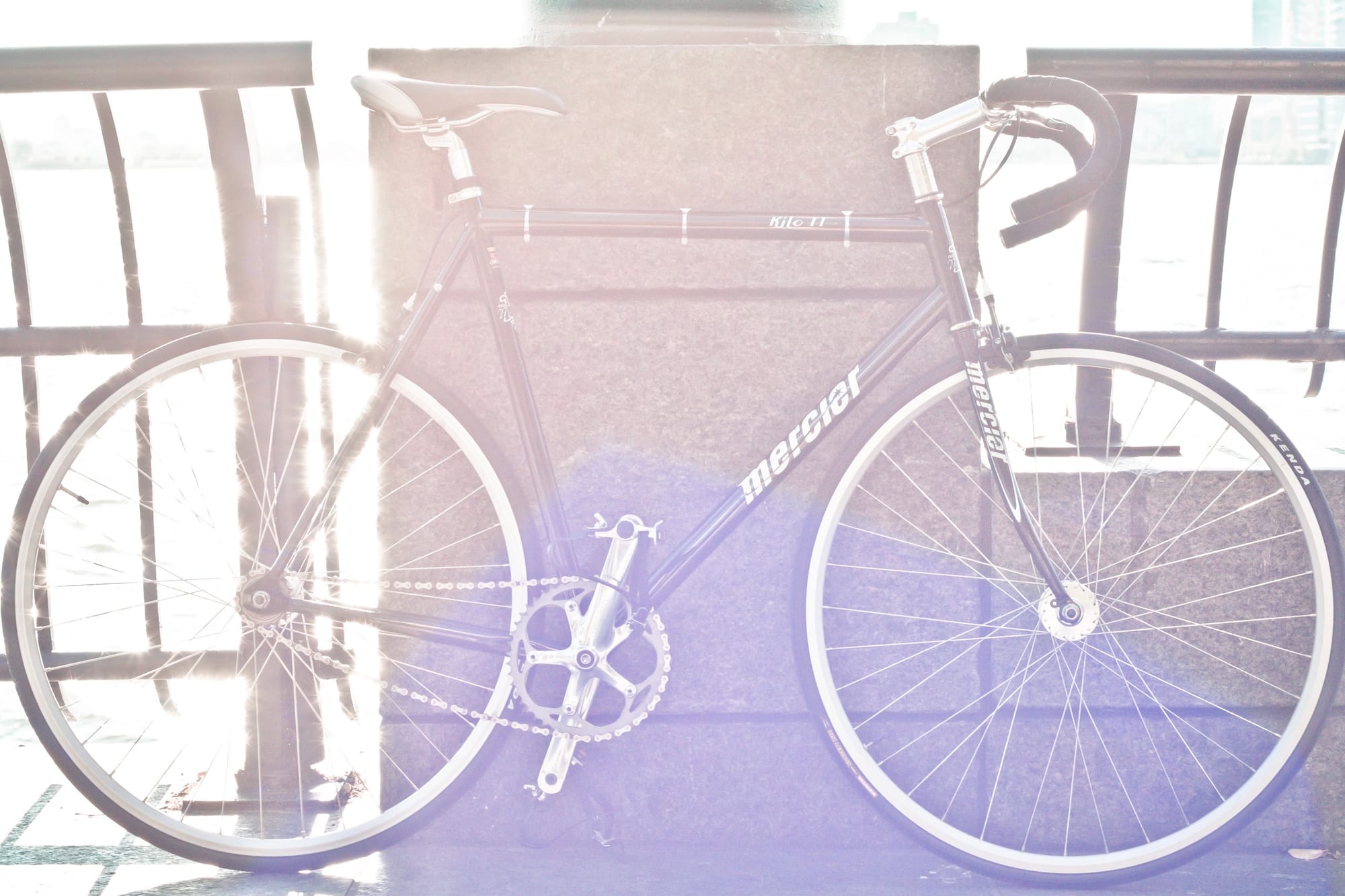 Full side profile of the Mercier Kilo TT commuter bike in Manhattan.