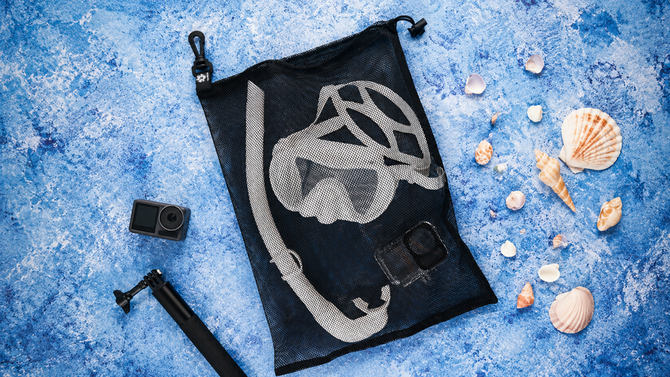 Mesh drawstring bag with clip