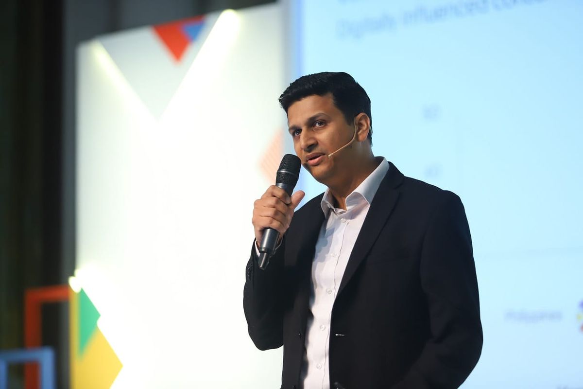 Anubhav Pateriya speaking at a Google event