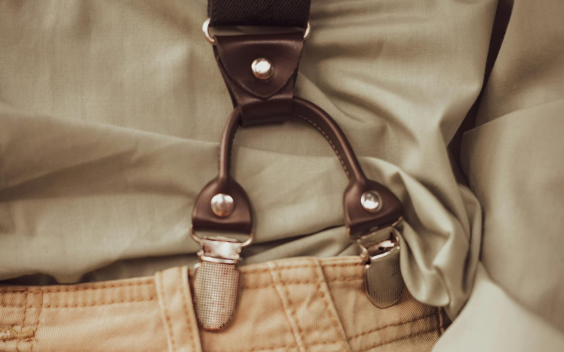 Klassische Hosenträger an einer Hose befestigt