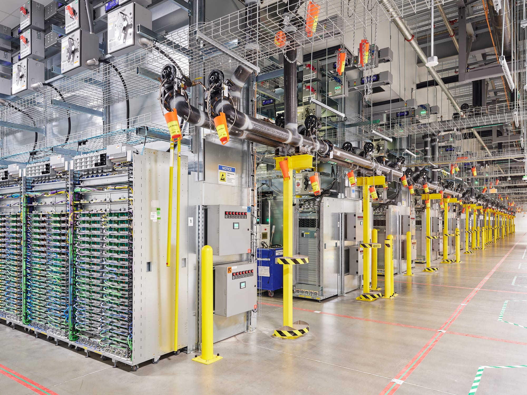 Google 位於美國俄亥俄州 New Albany 資料中心的伺服器走道