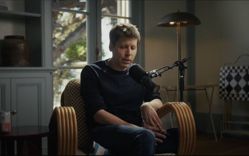 Sam Altman 坐在麥克風前接受 Relentless 訪談