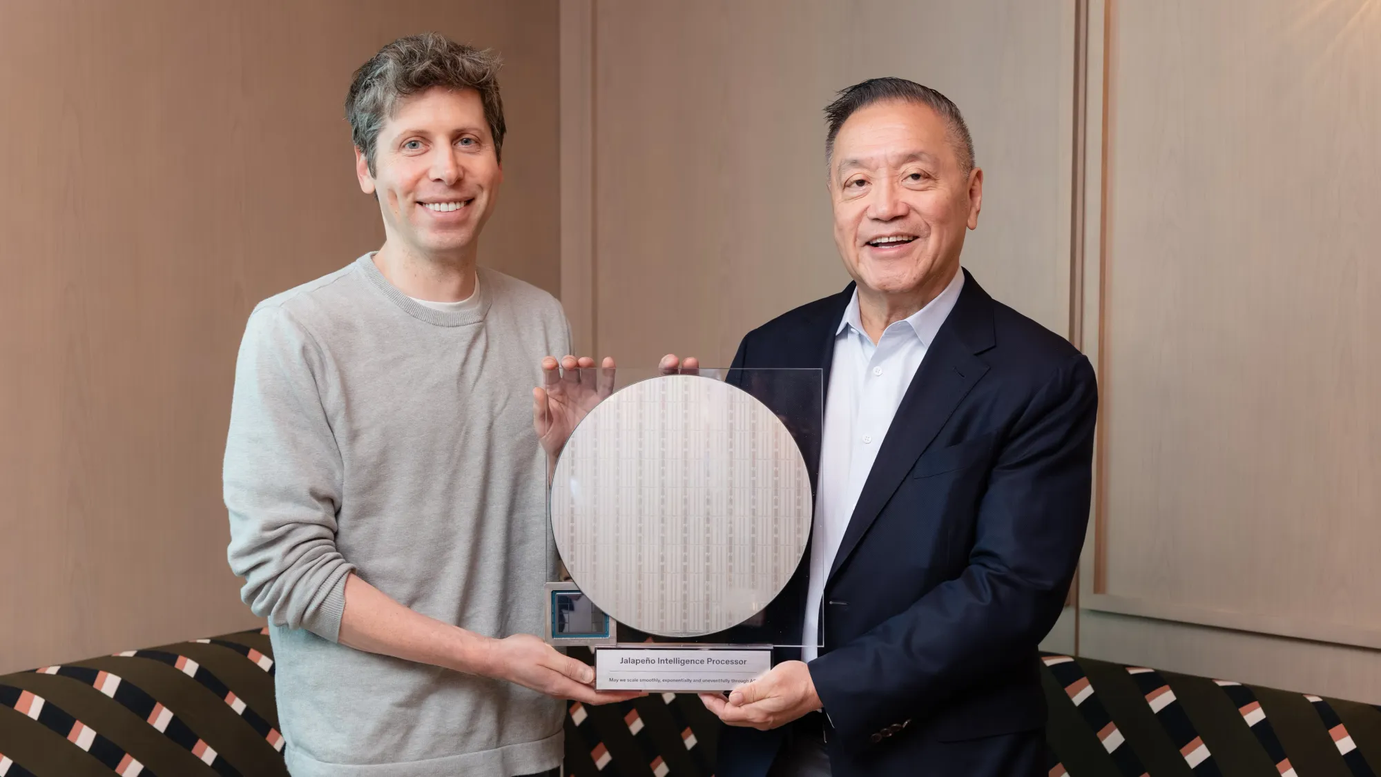 OpenAI 執行長 Sam Altman 與 Broadcom 執行長 Hock Tan 展示 Jalapeño 晶圓與晶片