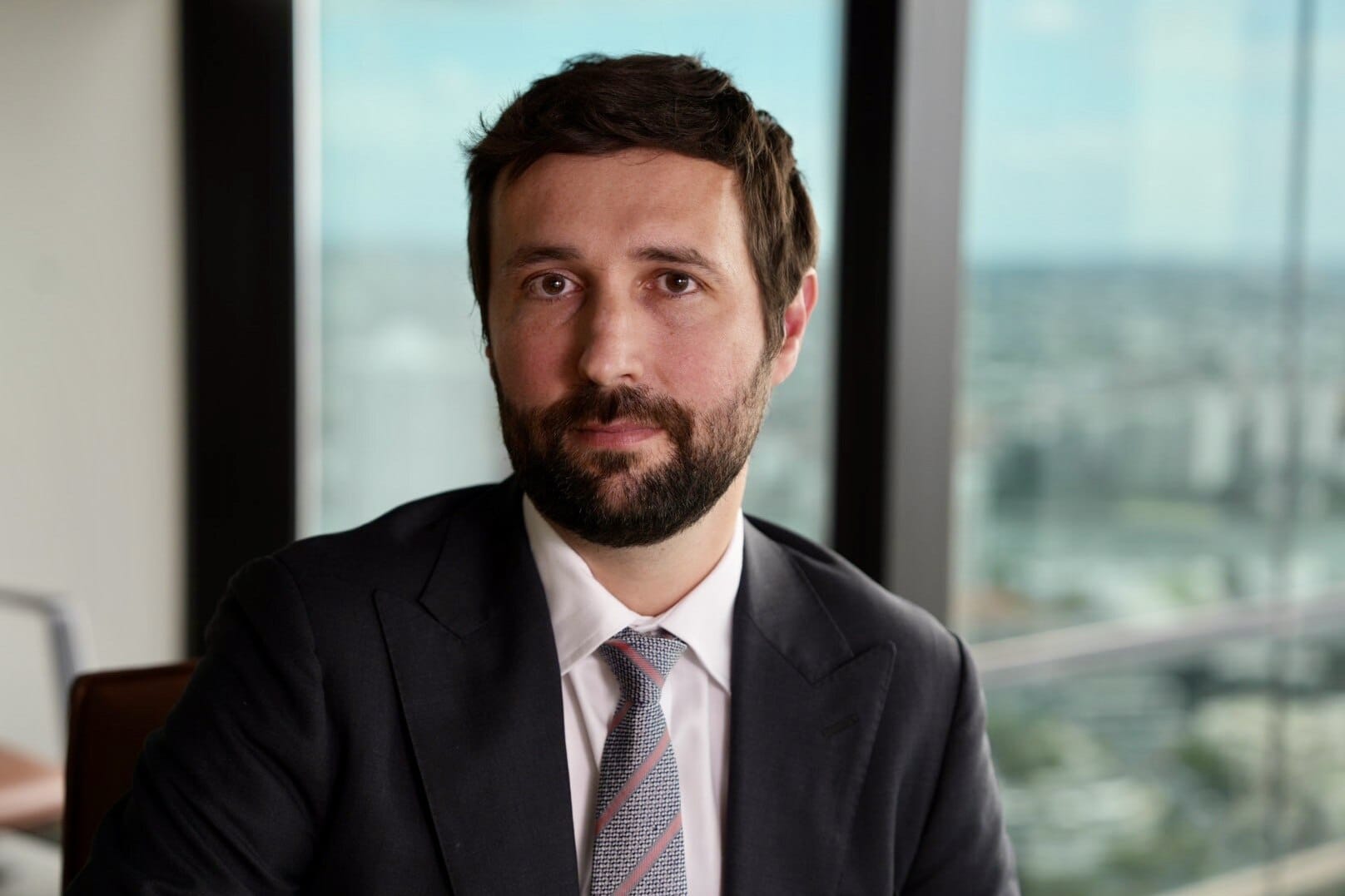 科技法律師 Hayden Delaney 穿著西裝面對鏡頭,說明 AI Agent 事件的法律責任。