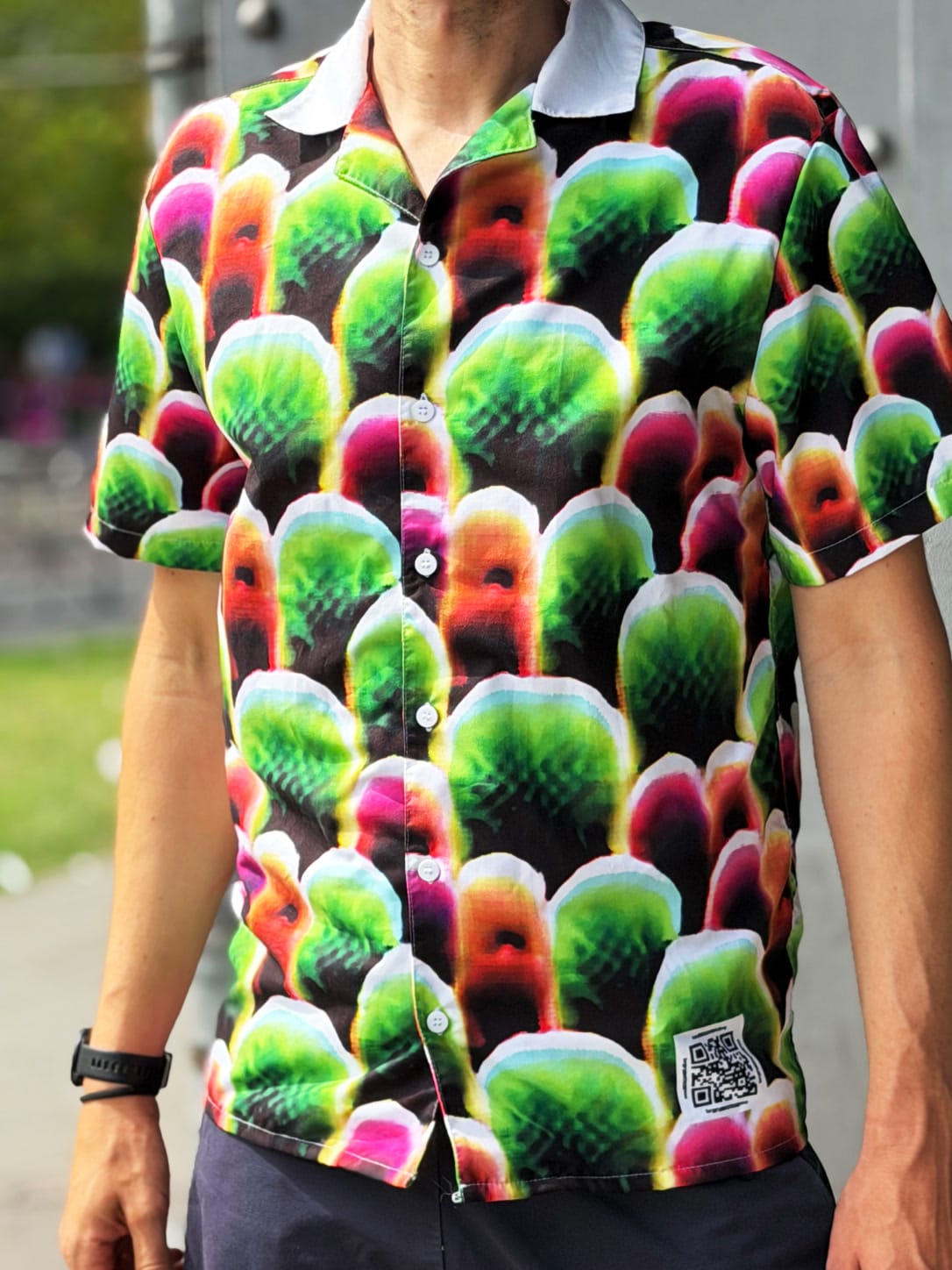 Digital Camouflage 襯衫的高對比粉紅、橘色與綠色對抗圖案近照