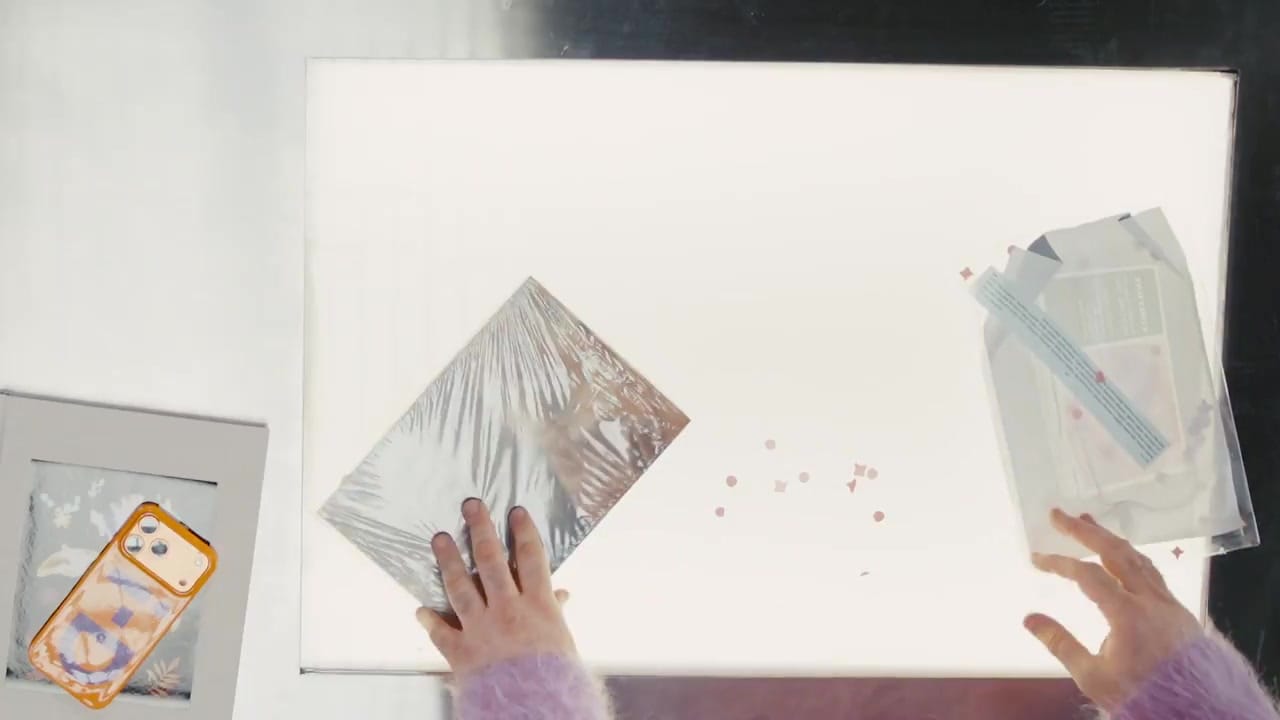 Thom Bettridge 展示 ALL-IN 第 9 期的盒裝、未裝訂紙張與紙花