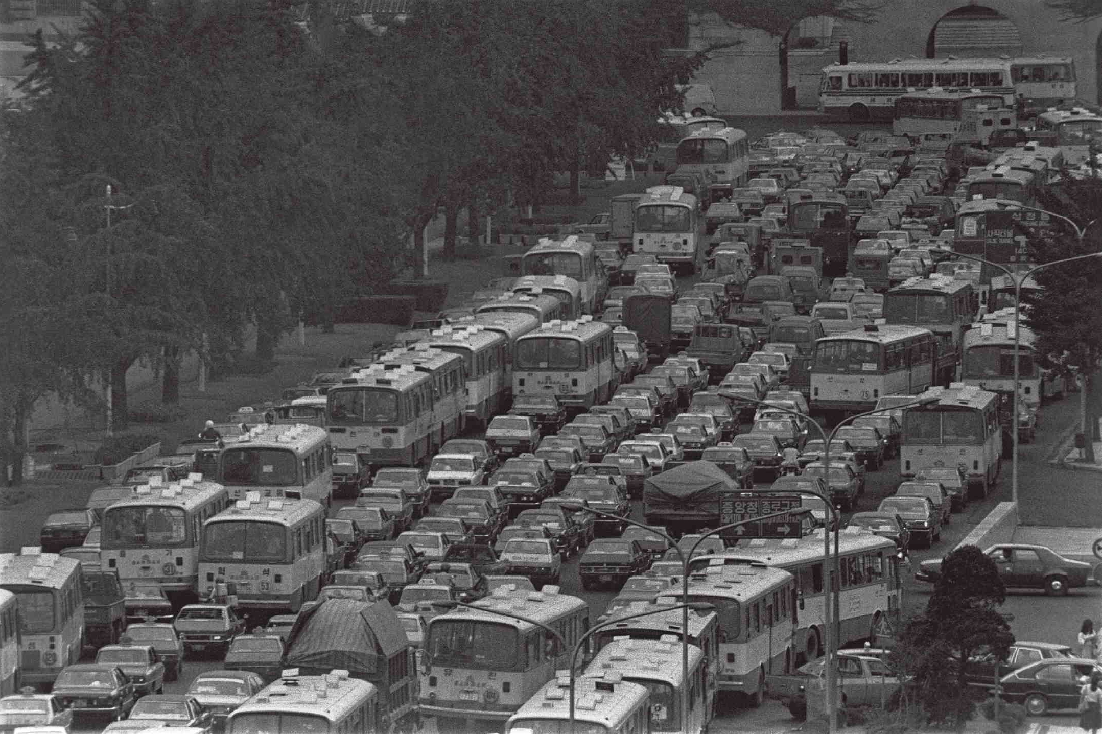 1980 年首爾光化門車潮,大量公車與汽車塞滿道路