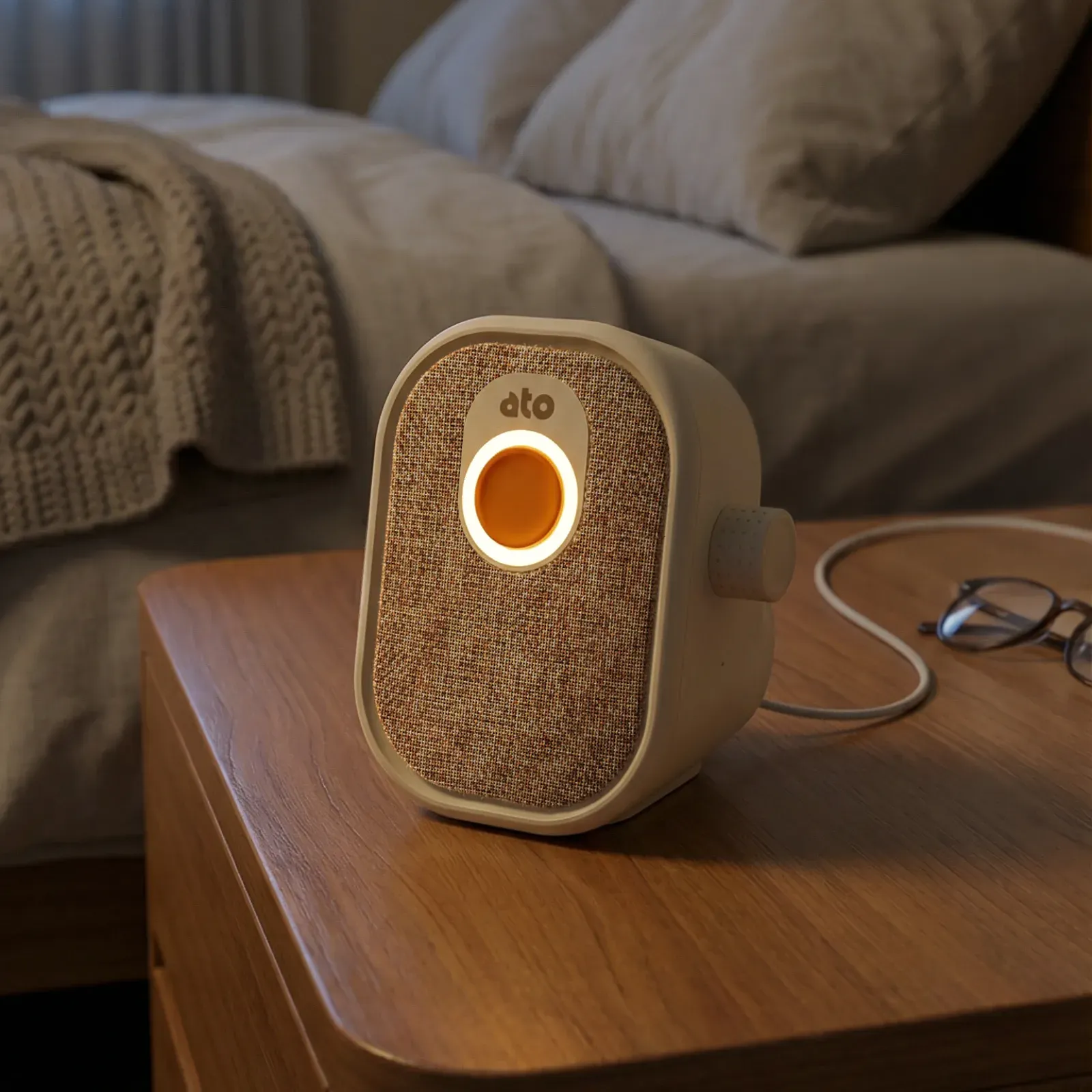 Ato AI 陪伴裝置接上電源放在床邊桌上的官方產品照