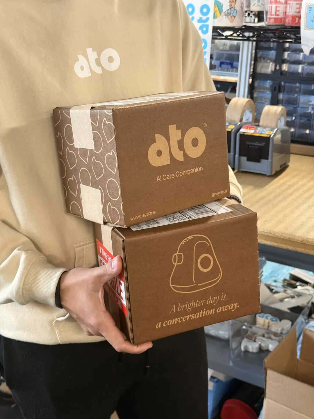 Ato 團隊手持 AI Care Companion 測試裝置包裹的官方照片