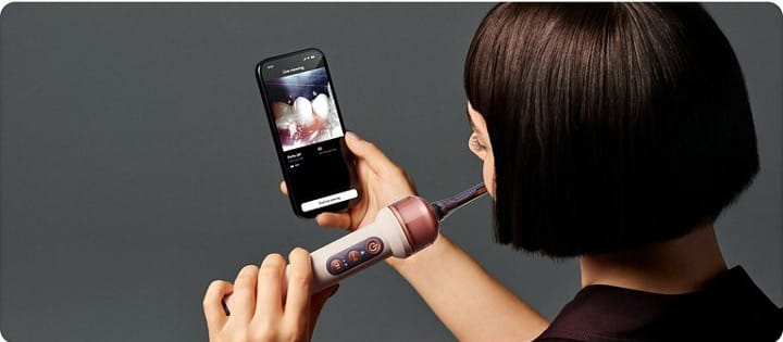 使用者透過 MyDyson App 查看 CameraJet 即時口內影像