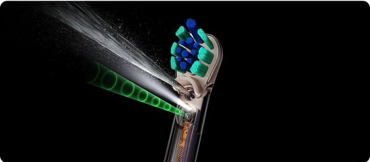 Dyson CameraJet 刷頭、微距鏡頭與錐形液體噴流官方示意圖
