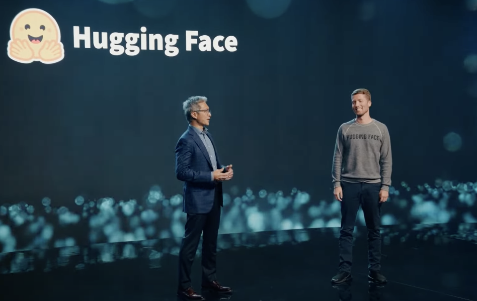 Hugging Face 官方文章中的 NVIDIA 執行長黃仁勳與共同創辦人 Julien Chaumond 舞台照片