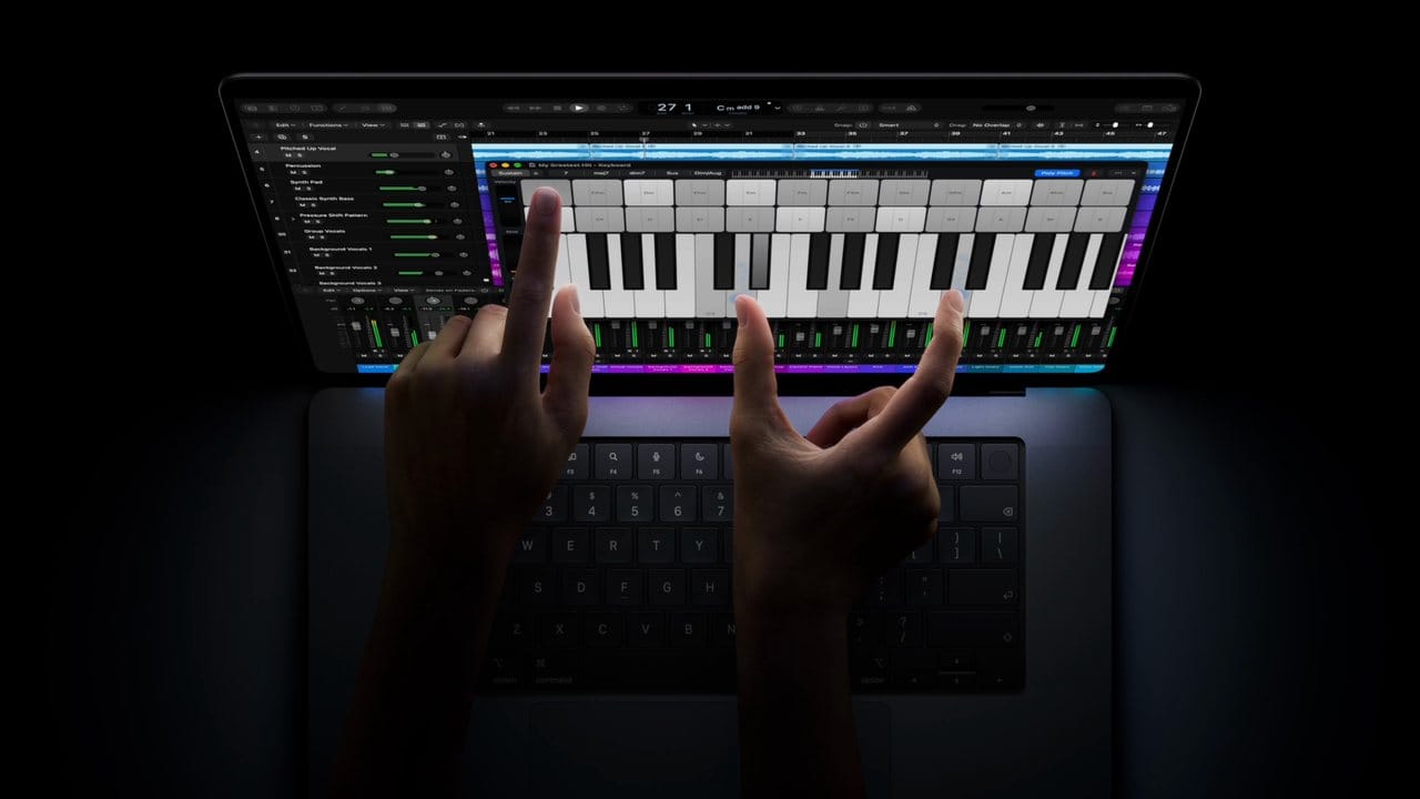 Apple 官方影片畫面：雙手在 MacBook Pro 螢幕上彈鋼琴