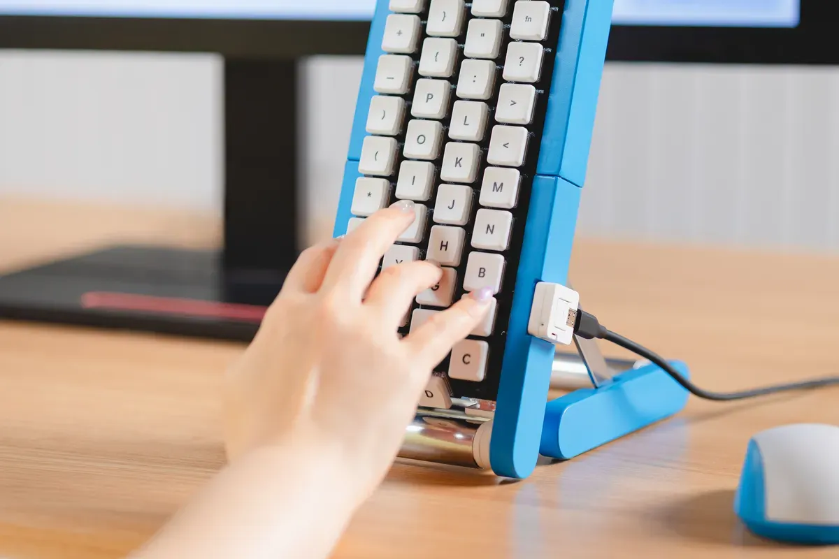 使用者按下 Gboard 輸送帶鍵盤的移動按鍵