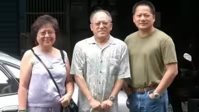 黃仁勳與父母的過往家庭合照