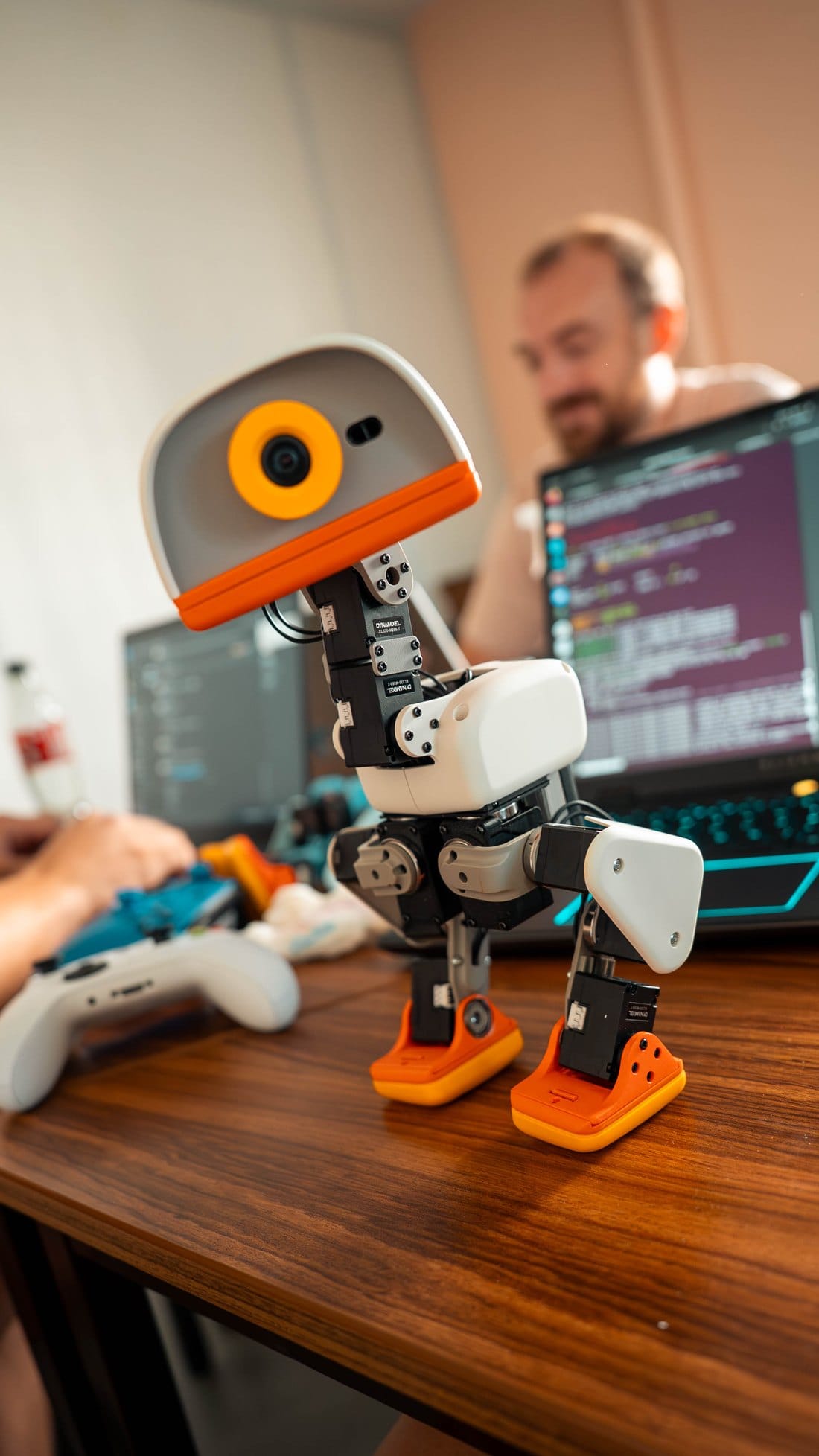 Microduck 站在顯示程式碼的筆電旁