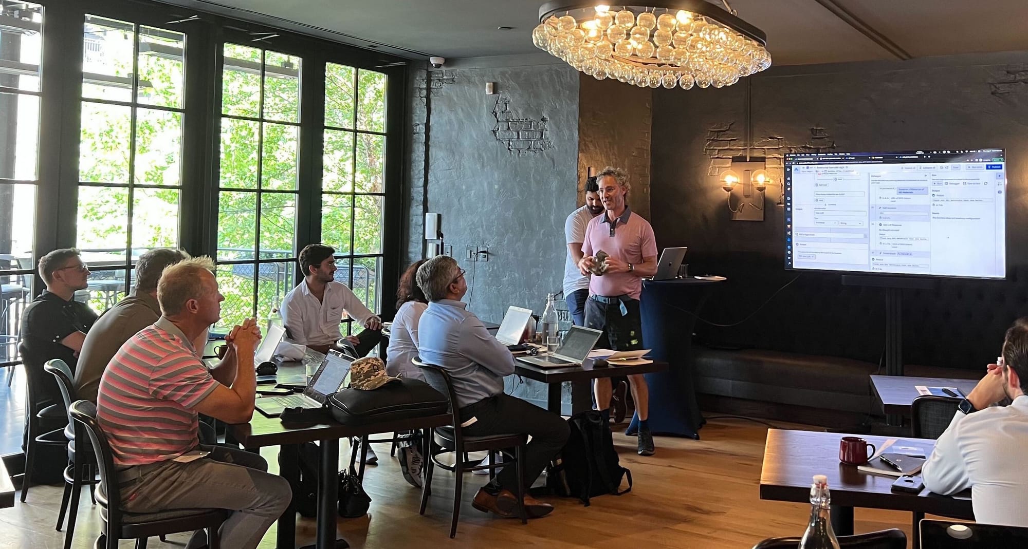 Palantir AIP Bootcamp 官方照片，參與者使用筆電觀看現場軟體展示