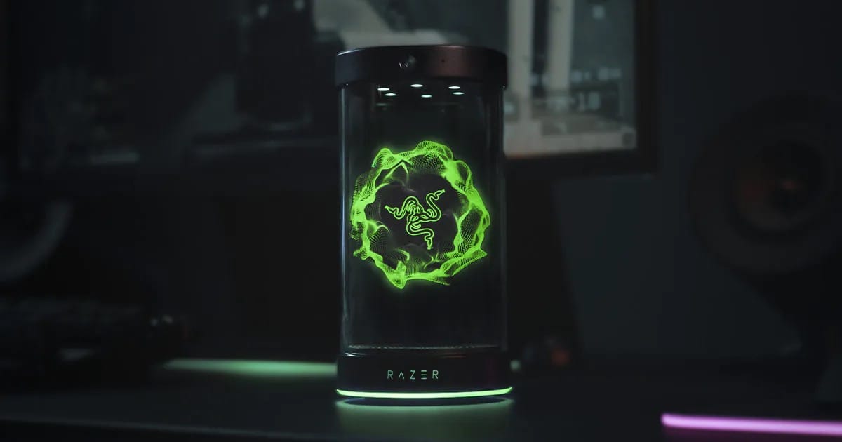 Razer AVA 桌上全像投影裝置的官方宣傳照,圓柱形透明裝置中顯示綠色 Razer 標誌