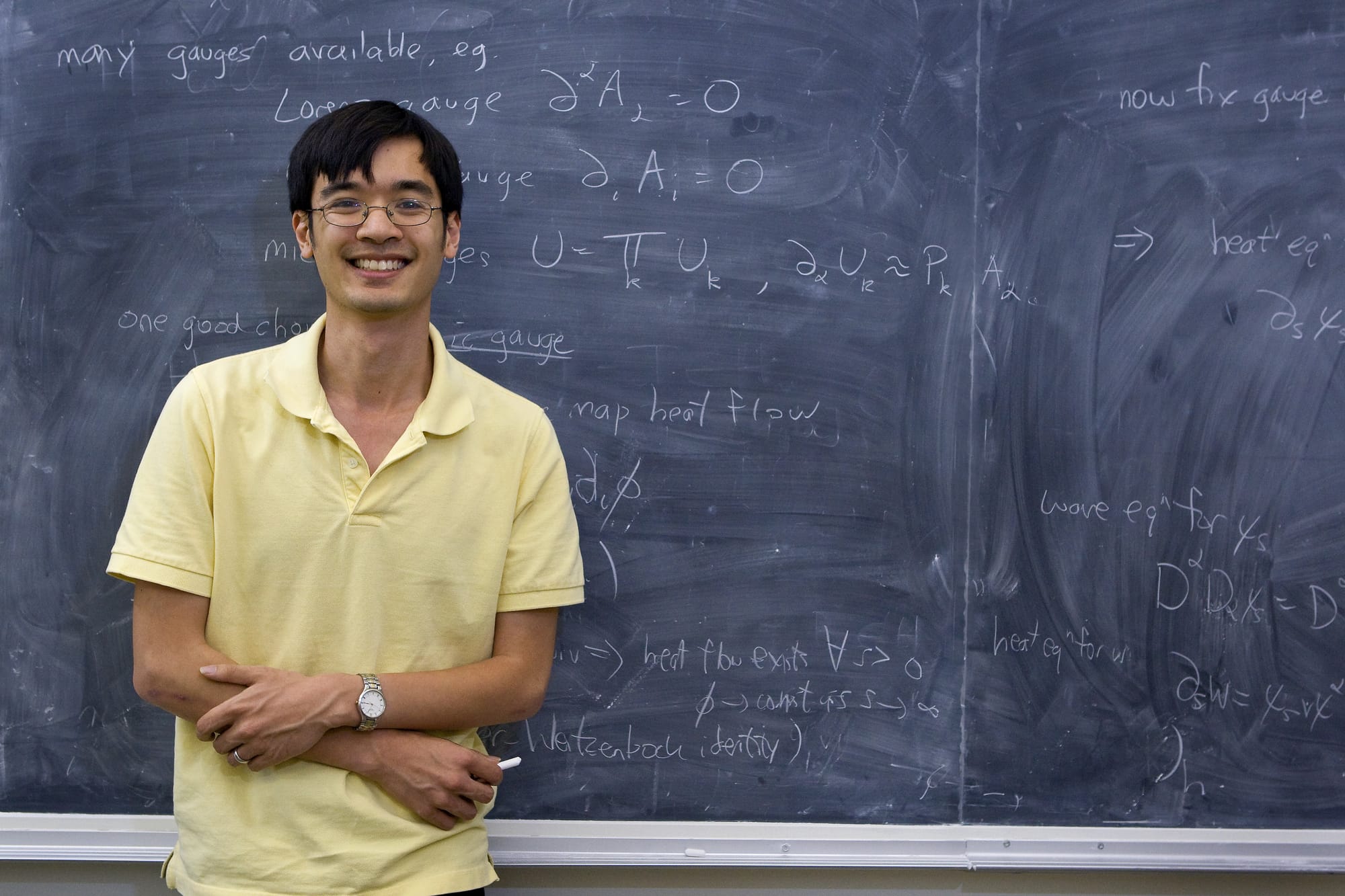 陶哲軒在黑板旁,UCLA 官方新聞室 2009 年照片