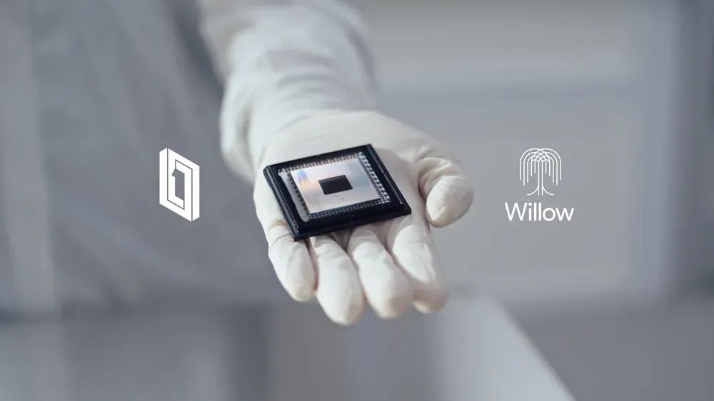 Google 放大招了！量子晶片 Willow 突破，Quantum Echoes 演算法超越經典超算 13,000 倍