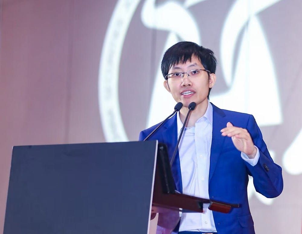 DeepSeek 創辦人稱 NVIDIA「自掘墳墓」？華為晶片、CUDA 護城河與中國 AI 算力真相