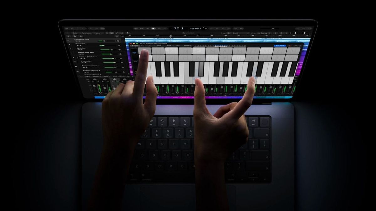 Apple 官方影片畫面：雙手在 MacBook Pro 螢幕上彈鋼琴