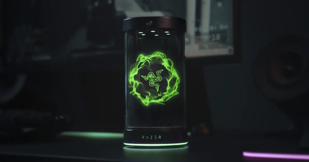 Razer AVA 桌上全像投影裝置的官方宣傳照，圓柱形透明裝置中顯示綠色 Razer 標誌