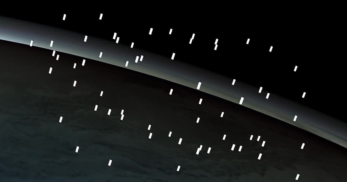 Google 官方影片畫面：Project Suncatcher 衛星群飛過地球邊緣的示意動畫