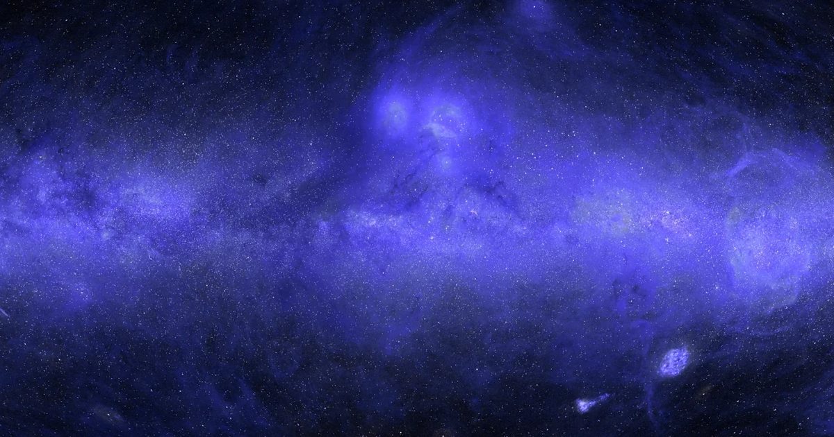紫藍色的全天空紫外線圖，顯示銀河中的塵埃與星光結構