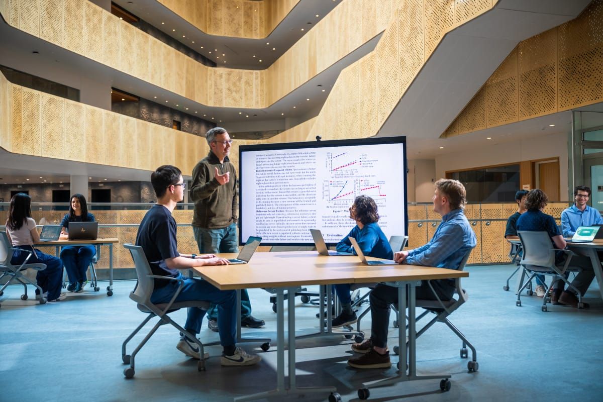 UW–Madison AI 學院院長與學生交流的官方照片